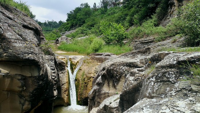 石鼓峡石窟,位于麟游县城东北县北村附近的澄水河西岸,(距县城7.