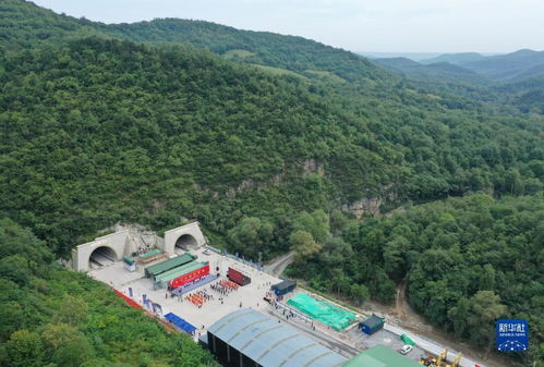 陕西麟法高速首座隧道贯通