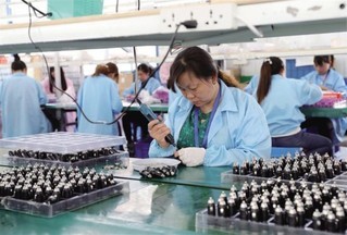 社区工厂让贫困群众稳定增收